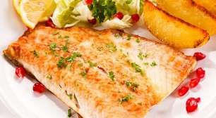 Peixe grelhado na frigideira fica macio e dourado com este truque