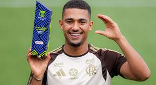 Atacante do Flamengo é eleito melhor jogador do mês no Brasileirão