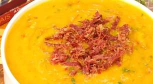 Caldo de abóbora cremoso feito com carne seca bem desfiada, uma refeição caipira quentinha e saborosa