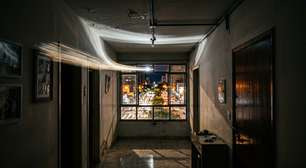 Mulher começou a ver uma faixa de luz atravessar o corredor todas as noites como se alguém passasse diante da janela, fechou as cortinas e ficou ainda mais confusa quando a sombra continuou aparecendo