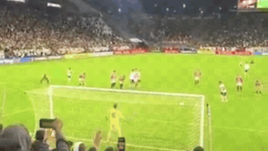 Vaias e xingamentos: outro ângulo do pênalti de Memphis mostra reação da torcida; assista