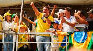 Flávio Bolsonaro diz que aumento do Bolsa Família é 'ilegal' e chama de 'desespero' de Lula