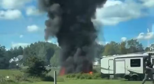 Caça F-16 dos EUA cai perto de estrada em Michigan
