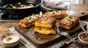 Com 1 xícara de polenta e um pouco de queijo: a receita fácil para preparar um jantar crocante sem fazer massa