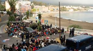 Sob tensão, Espanha transfere migrantes para abrigo temporário em Ceuta