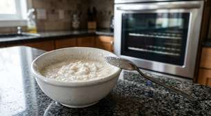 Para gordura grudada no forno, uma orientação australiana dispensa começar pela química mais agressiva: uma pasta de bicarbonato de sódio e água pode funcionar como desengordurante quando aplicada nas paredes internas do aparelho