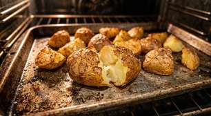 Batata assada mais crocante: em vez de levá-la crua direto ao forno, cozinheiros fervem os pedaços antes e deixam a superfície irregular para criar uma casquinha mais espessa