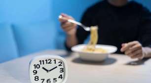 Comer tarde da noite faz mal? Entenda como o horário das refeições pode influenciar glicemia e peso