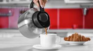 Como limpar a garrafa térmica de café e remover a borra acumulada