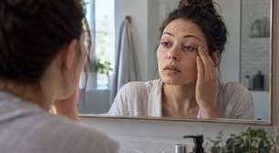 Acordou com o rosto inchado? Esta técnica facial pode ajudar a mudar a aparência rapidamente