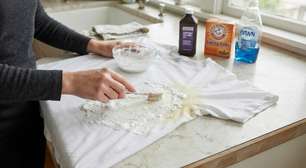Como lavar camisetas com manchas de suor e deixá-las com aparência de novas