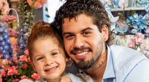 Eita! Zé Felipe canta ao vivo e reação da filha Maria Flor viraliza
