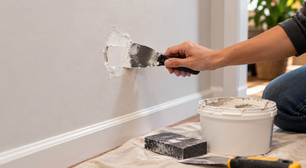 Como reparar drywall por conta própria, segundo especialistas em construção.