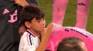 Filho de Messi cheira camisa do pai durante abraço e tem reação inusitada