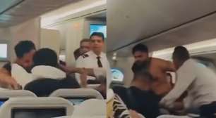 Passageiros trocam socos em voo que saía de Londres e filmagem viraliza; veja momento
