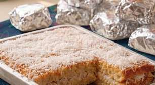 Bolo Gelado de Coco: molhadinho e embrulhado