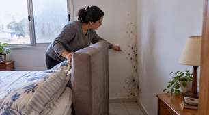 Moradores passaram anos culpando a pintura por manchas que surgiam sempre nos mesmos cantos da casa, até um profissional fazer uma pergunta simples sobre o que eles faziam quando o frio começava