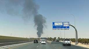Após alerta de bombardeio, incêndio perto do aeroporto de Riade gera atrasos e cancelamentos de voos