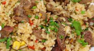 Arroz carreteiro completo e delicioso com carne bem temperada, uma refeição reforçada e saborosa