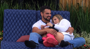 A Fazenda 18: Novo casal? Rene e Ana ficam agarradinhos e web reage: 'Que carência!'