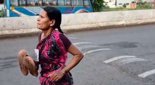 A mãe que viralizou ao correr descalça (e vencer) uma corrida para poder comprar o material escolar da filha