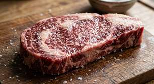 Para formar uma crosta melhor no bife, cozinheiros salgam a carne com pelo menos 45 minutos de antecedência ou apenas momentos antes de colocá-la na frigideira