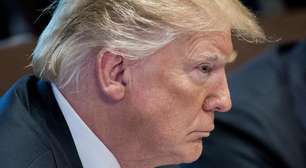 Por que Trump intensificou disputa com a imprensa ao barrar jornalistas da Casa Branca