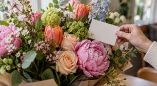 Mulher recebeu um enorme arranjo de flores em casa sem cartão nem explicação, passou o dia tentando descobrir quem havia enviado e só entendeu o erro quando encontrou uma pequena etiqueta escondida entre as folhas