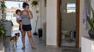 Moradora misturou dois produtos que sempre usava separadamente porque queria limpar o banheiro mais rápido, mas percebeu que havia cometido um erro quando precisou sair do cômodo poucos minutos depois