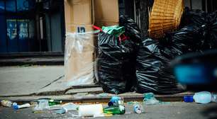 Parece Brasil: Lisboa quer cancelar programa de reciclagem porque as pessoas estão revirando lixo em busca de garrafas