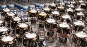 Alguém construiu um computador com 460 válvulas a vácuo das décadas de 1950 e 60: ele precisa de 15 minutos para aquecer, mas funciona