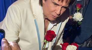 Roberto Carlos passa 15 minutos dando atenção aos fãs na hora de distribuir rosas no fim de show em SP; veja vídeo
