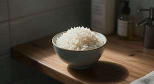 Por que as pessoas estão colocando uma xícara de arroz no banheiro? Descubra os benefícios