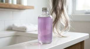 Os cabeleireiros explicam: "O shampoo tonalizante mantém os cabelos grisalhos claros e brilhantes, mas o produto errado pode deixá los acinzentados e sem vida"