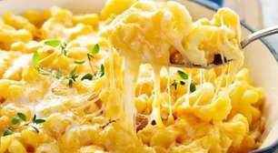 Mac and cheese cremoso e bem temperado, uma receita tradicional americana deliciosa e rápida