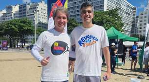 Mutirão reúne voluntários para retirar resíduos da Praia de Copacabana
