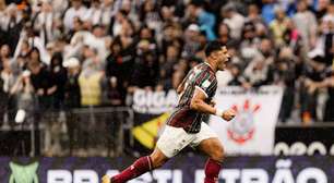 Hulk faz dois, Fluminense bate o Corinthians e afunda rival em crise