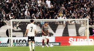 Torcida do Corinthians faz novo protesto após mais uma derrota no Brasileirão