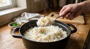 Pare de temperar o arroz depois de pronto: o segredo dos cozinheiros para o grão ficar soltinho sem precisar lavar várias vezes
