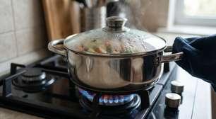 Panela destampada faz a cozinha esquentar e encher de vapor mais rápido: na Grã-Bretanha, a orientação é cozinhar com tampa e reduzir o fogo depois que a água ferve, economizando energia e diminuindo a umidade dentro de casa