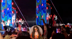 Palco cede durante apresentação de Gloria Groove e dois bailarinos caem