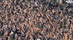 Torcida do Corinthians protesta de costas para o gramado; veja