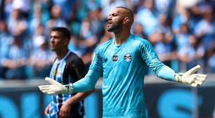 Com 'lei do ex-goleiro', Palmeiras para em Weverton e volta com empate contra o Grêmio