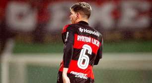 Ayrton Lucas deixa o jogo do Fla logo aos quatro minutos
