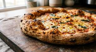 Para deixar a massa de pizza mais saborosa e fácil de abrir, pizzaiolos deixam a fermentação acontecer lentamente na geladeira antes de levar ao forno