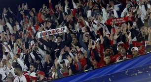 Torcida do São Paulo protesta em jogo contra o Internacional