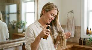 O vinagre de maçã é recomendado para cabelos muito secos, finos ou severamente danificados por descoloração; ele adiciona brilho e controla o frizz