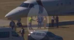 Vídeo mostra Moraes e esposa desembarcando de jatinho de Vorcaro; veja