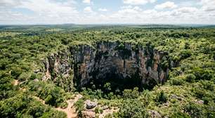 Uma caminhada de apenas 970 metros leva a duas plataformas diante de uma cratera de aproximadamente 100 metros de profundidade: o refúgio de Mato Grosso do Sul onde araras-vermelhas cruzam o céu sobre uma enorme dolina