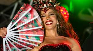 A rainha chegou! Anitta aposta em dois looks na coroação da Grande Rio; um deles foi usado pela "rainha das supercoxas"